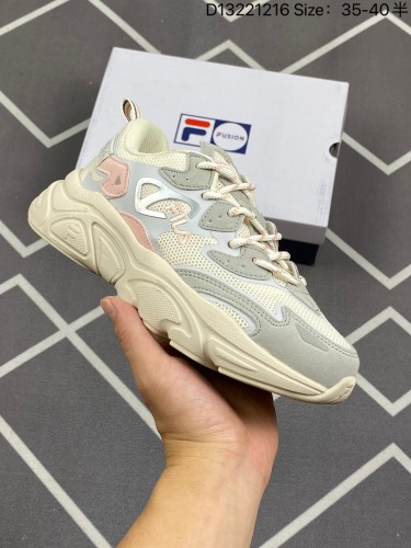 110斐乐FILA 春季新品 Interation 潮流缓震休闲运动老爹鞋。迎接老爹鞋风格，具有风格的繁复鞋面结构，独特视觉外观犀利而有型，夸张肥大宽底别具一格，引领新风潮！ F12W031122