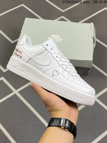110耐克Nike Air Force 1 Low  空军一号低帮百搭休闲运动板鞋。柔软、弹性十足的缓震性能和出色的中底设计，横跨复古与现代的外型结合，造就出风靡全球三十多年的Force 1。