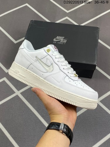 110耐克Nike Air Force 1 Low  空军一号低帮百搭休闲运动板鞋。柔软、弹性十足的缓震性能和出色的中底设计，横跨复古与现代的外型结合，造就出风靡全球三十多年的Force 1。