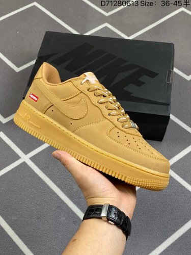 140耐克 Nike Air Force 1 '07 Low 空军一号含气垫 低帮百搭厚底增高休闲运动板鞋。柔软、弹性十足的缓震性能和出色的中底设计，横跨复古与现代的外型结合，造就出风靡全球三十多