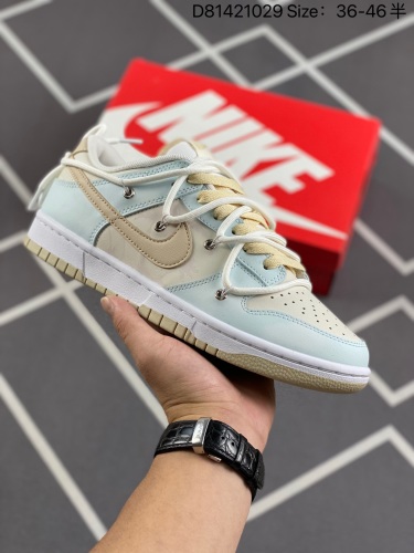 210NIKE DUNK SB LOW 定制配色Dunk SB顾名思义，具有经典的Dunk血缘，又注入了更多的时尚元素。相较于普通的Dunk滑板鞋，改良版的Dunk SB加厚了鞋舌的填充，使舒适性