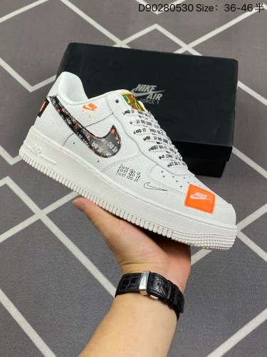 140耐克 Nike Air Force 1 '07 Low 空军一号含气垫 低帮百搭厚底增高休闲运动板鞋。柔软、弹性十足的缓震性能和出色的中底设计，横跨复古与现代的外型结合，造就出风靡全球三十多