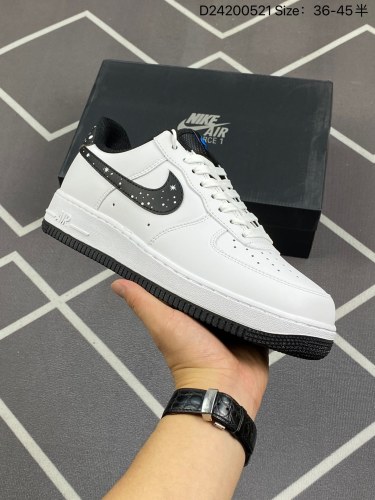 100耐克Nike Air Force 1 Low  空军一号低帮百搭休闲运动板鞋。柔软、弹性十足的缓震性能和出色的中底设计，横跨复古与现代的外型结合，造就出风靡全球三十多年的Force 1。