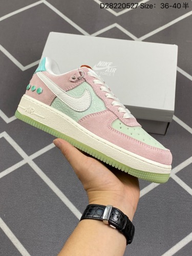110✅耐克Nike Air Force 1 Low  空军一号低帮百搭休闲运动板鞋。柔软、弹性十足的缓震性能和出色的中底设计，横跨复古与现代的外型结合，造就出风靡全球三十多年的Force 1。