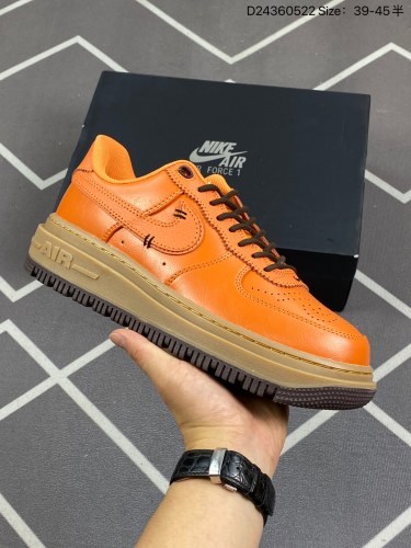 180公司级✅空军一号Nike Air Force 1 GTX Boot 正式发布，以简洁的层次、大胆的细节以及恰到好处的反光细节,让OG篮球款型闪耀冬季街头。GORE-TEX内衬、线条粗旷的外底