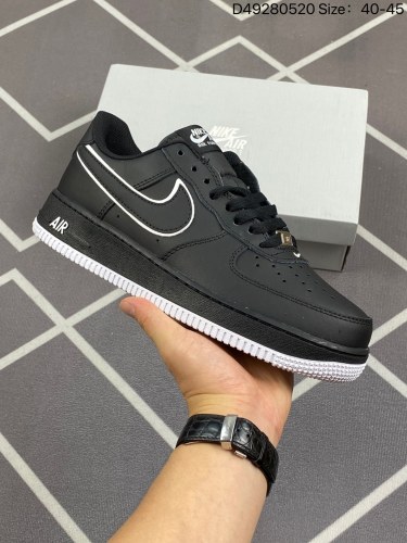 140✅耐克Nike Air Force 1 Low  空军一号低帮百搭休闲运动板鞋。柔软、弹性十足的缓震性能和出色的中底设计，横跨复古与现代的外型结合，造就出风靡全球三十多年的Force 1。货