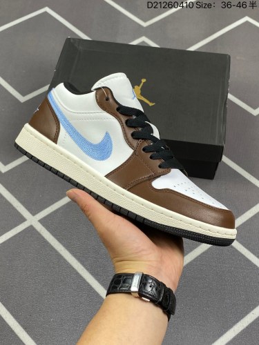 130 Air Jordan 1 Low 低帮 白褐色 AJ1 乔丹1代 aj1 乔1 低邦 白蓝棕 乔丹篮球鞋系列 鞋身整体采用白色、棕色为主色调，鞋面采用白色皮革打造，搭配棕色框架覆盖层，鞋身