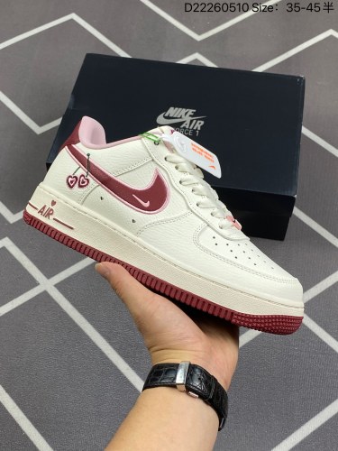 130【头层皮】耐克 Nike Air Force 1 '07 Low 空军一号含气垫 低帮百搭厚底增高休闲运动板鞋。柔软、弹性十足的缓震性能和出色的中底设计，横跨复古与现代的外型结合，造就出风靡