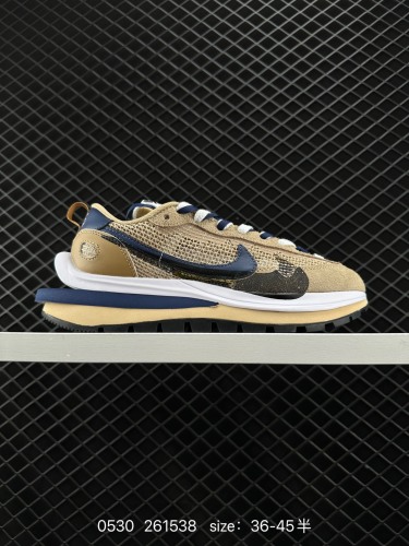 190 Sacai X NK VaporWaffle  重磅联名 合作款首次曝光，鞋底更厚了!顾名思义，鞋款由Pegasus与VaporFly两款鞋型的设计元素共同构建，鞋身材质由翻毛皮和透气网布共同