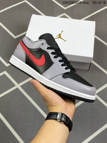 140耐克 乔丹Air Jordan 1 Low AJ1 乔1 乔丹1代aj1 低帮复古文化休闲运动篮球鞋。该鞋款从 1985 年元年款汲取设计灵感，焕新演绎简约经典外观，让人感到熟悉的同时又颇具