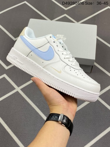 140✅耐克Nike Air Force 1 Low  空军一号低帮百搭休闲运动板鞋。柔软、弹性十足的缓震性能和出色的中底设计，横跨复古与现代的外型结合，造就出风靡全球三十多年的Force 1。
