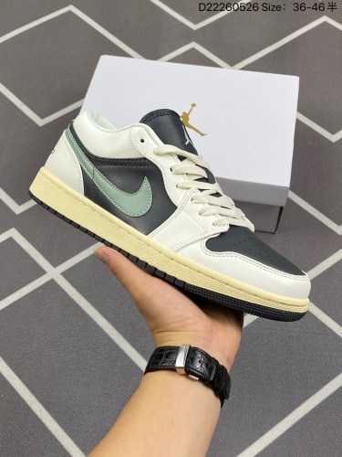 130Air Jordan 1 Low WMNS Jade Smoke 低帮 黑灰绿 AJ1 乔丹1代 aj1 乔1 低邦 黑绿 男女同款 乔丹篮球鞋系列 整体以黑色、灰色、墨绿色三个色调为主，鞋