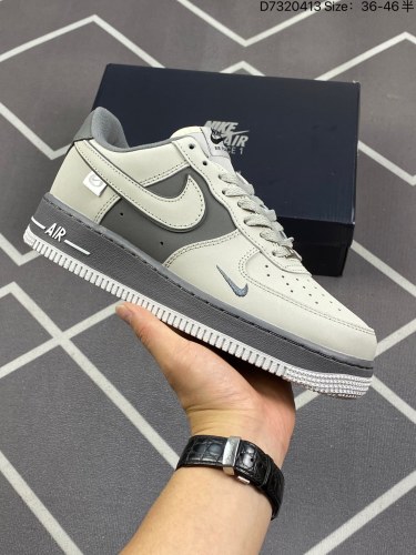 100耐克 Nike Air Force 1 '07 Low 空军一号含气垫 低帮百搭厚底增高休闲运动板鞋。柔软、弹性十足的缓震性能和出色的中底设计，横跨复古与现代的外型结合，造就出风靡全球三十多