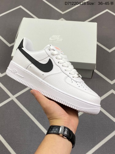 110耐克Nike Air Force 1 Low  空军一号低帮百搭休闲运动板鞋。柔软、弹性十足的缓震性能和出色的中底设计，横跨复古与现代的外型结合，造就出风靡全球三十多年的Force 1。