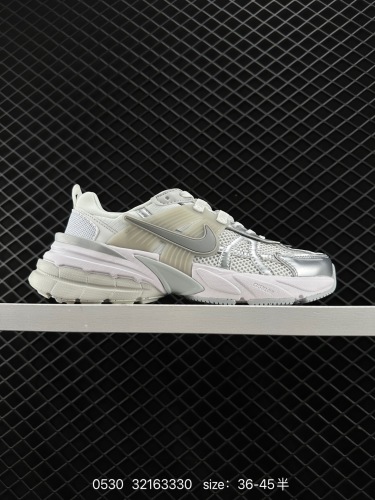 150 ✅耐克NIKE V2K RUN跑步鞋复古风潮 网面透气运动鞋 灰银紧致的鞋面材质提供良好的包裹性鞋侧 Swoosh以及鞋头部分搭配增添不少亮点的镀铬细节鞋垫上印有Bill Bowerman头像