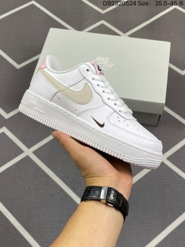 160Air Force 1 ‘07 Low 原楦头原纸板 打造纯正空军版型 #专注外贸渠道 全掌内置蜂窝气垫 #原盒配件 原厂中底钢印、拉帮完美 官方同步上架货号：HF9992 100尺码35