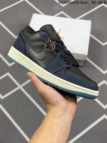 合集140Air Jordan 1 Low 低帮 白褐紫 AJ1 乔丹1代 aj1 乔1 低邦 红豆沙 乔丹篮球鞋系列 整双鞋以皮质鞋面和橡胶鞋底搭配，鞋面以黑白配色为基础，在鞋头和鞋尾加入紫色和