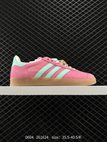 120 阿迪达斯Adidas originals Gazelle W 复古单品 自1960年代发售以来，“GAZELLE”系列凭借其古典复古魅力，一直备受喜爱。如今，该系列以最新潮流的“运动&少女”穿