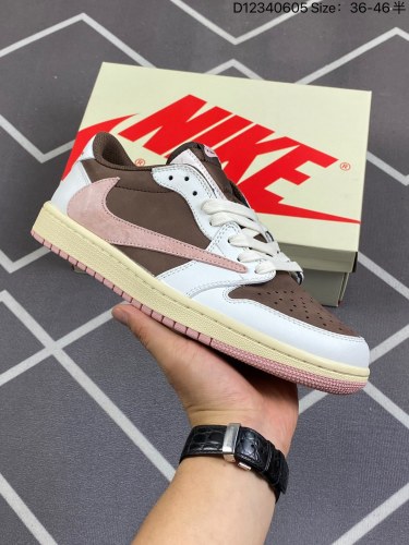 170Fragment x Travis Scott x Air Jordan 1 Low 三方联名倒钩 性价比原盒出货 全新的三方联名低帮倒钩鞋面延续了黑脚趾设计，整双鞋以全荔枝皮打造，腰身搭配