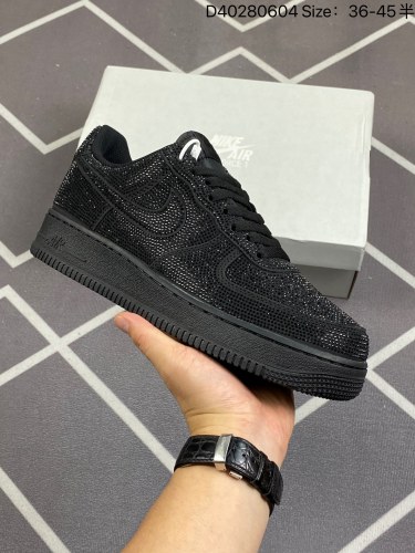 140耐克NIKE 耐克空军低帮板鞋           耐克Nike Air Force 1 Low 空军一号低帮百搭休闲运动板鞋。柔软、弹性十足的缓震性能和出色的中底设计，横跨复古与现代的外型