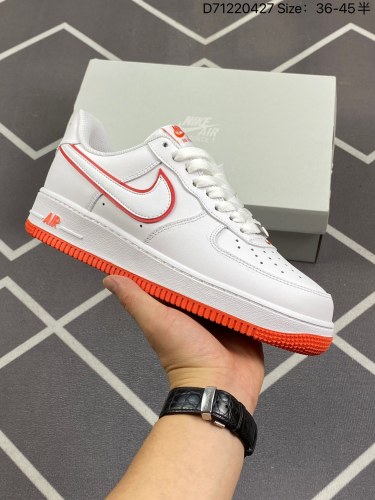 110耐克 Nike Air Force 1 '07 Low 空军一号含气垫 低帮百搭厚底增高休闲运动板鞋。柔软、弹性十足的缓震性能和出色的中底设计，横跨复古与现代的外型结合，造就出风靡全球三十多