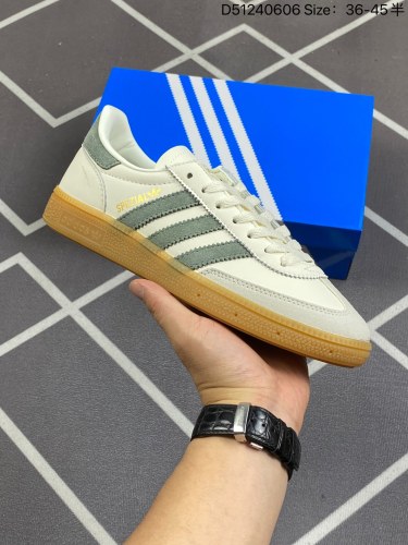 120Adidas originals Handball Spezial 阿迪达斯 低帮休闲运动 白灰板鞋鞋身选用蓝色麂皮制作鞋身，附装饰鞋侧三条杠、鞋尾等细节呈现。这款经典鞋，造型别致，采用绒面