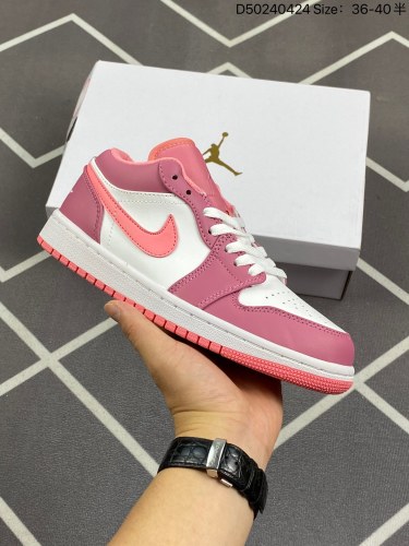 120Air Jordan 1 Low Lucky Green 低帮 幸运绿 AJ1 乔丹1代 aj1 乔1 低邦 绿黑 乔丹篮球鞋系列 鞋款运用了黑色和绿色进行搭配，绿色的鞋身框架和Swoosh