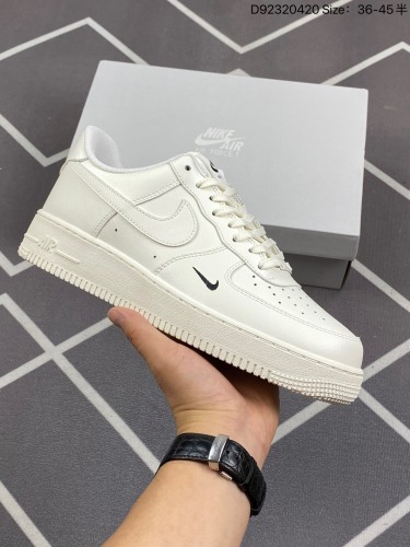 160耐克Nike Air Force 1 Low  空军一号低帮百搭休闲运动板鞋。柔软、弹性十足的缓震性能和出色的中底设计，横跨复古与现代的外型结合，造就出风靡全球三十多年的Force 1。