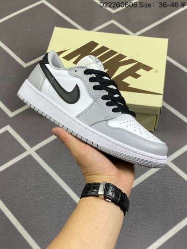 130Air Jordan 1 Low OG Barons 低帮 灰白黑 AJ1 乔丹1代 aj1 乔1 低邦 白灰黑 乔丹篮球鞋系列 鞋身整体以白色为主，搭配灰色皮革框架覆盖层，鞋身侧面Swoo