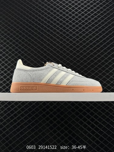 110 Adidas/阿迪达斯 男女鞋真标半码制，升级原楦原纸版开发，采用翻毛皮鞋面材质，外置RB耐磨橡胶大底❗️展现浓厚的复古味道，阿迪达斯Adidas Originals Handball SPZ