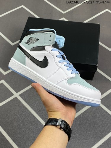 170原数据开发模具大底❗气质清爽的新配色， Air Jordan 1 Mid GSWhiteBlackIce BlueAJ1乔丹一代中帮经典复古文化休闲运动篮球鞋“白黑冰蓝”DV1308-104