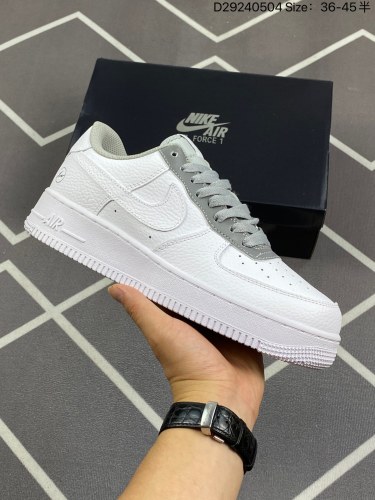 110耐克Nike Air Force 1 Low  空军一号低帮百搭休闲运动板鞋。柔软、弹性十足的缓震性能和出色的中底设计，横跨复古与现代的外型结合，造就出风靡全球三十多年的Force 1。