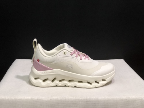 ON 昂跑 Cloudtilt 2.0 X 联名款 白粉 男女鞋  36-45码